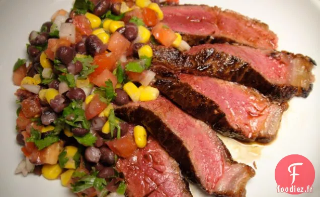 Faites cuire le livre: Steak en bande avec des haricots noirs, du maïs et de la coriandre
