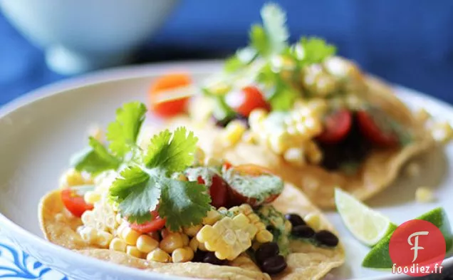Tostadas De Maïs, Tomates Et Haricots Noirs Avec Dressin Crémeux À la Coriandre