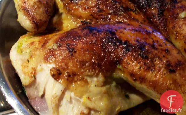 Poulet Frotté Aux Épices Sous Une Brique Avec Du Citron, De La Menthe Et De La Coriandre