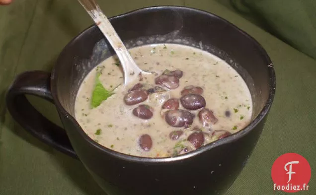 Soupe De Haricots Noirs À La Noix De Coco Et à la Coriandre
