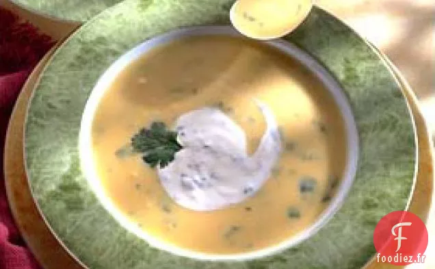 Soupe De Courge Jaune À La Crème Sure À La Coriandre