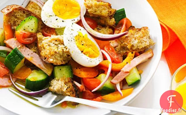 Salade de Bacon, d'Œufs et de pain grillé avec Vinaigrette OJ