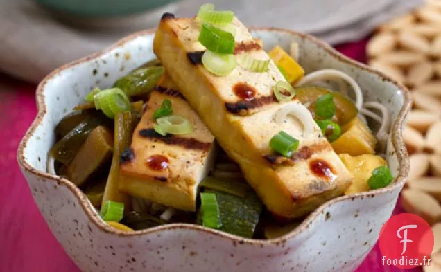 Tofu Grillé Avec Courge D'Été Et Nouilles