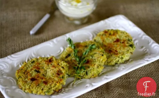 Gâteaux Au Thon Au Four Et Aux Courgettes Avec Vinaigrette Au Citron Et Au yogourt