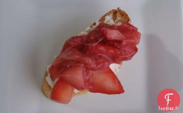 Crostini Petit déjeuner à la Rhubarbe et à la Fraise