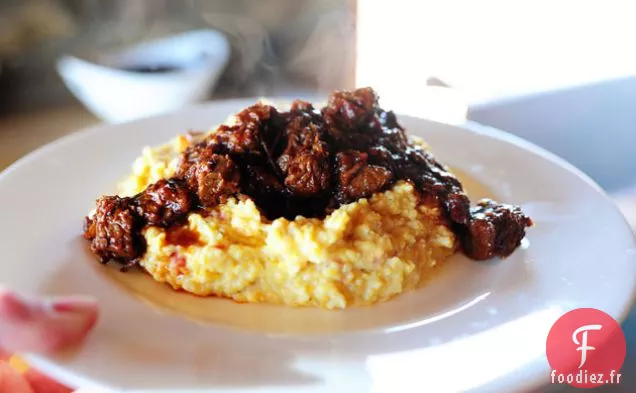 Boeuf Mijoté Épicé avec Gruau de Cheddar Crémeux
