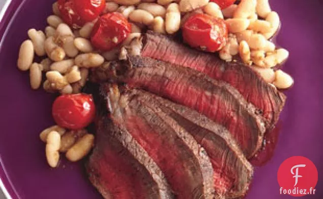 Steak Aux Épices Avec Haricots Blancs Et Tomates Cerises