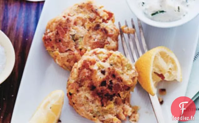 Gâteaux Au Saumon Et Au Corégone Avec Sauce Au Concombre Au Raifort