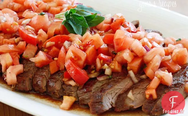 Steak De Flanc Grillé Avec Tomates, Oignon Rouge Et Balsamique