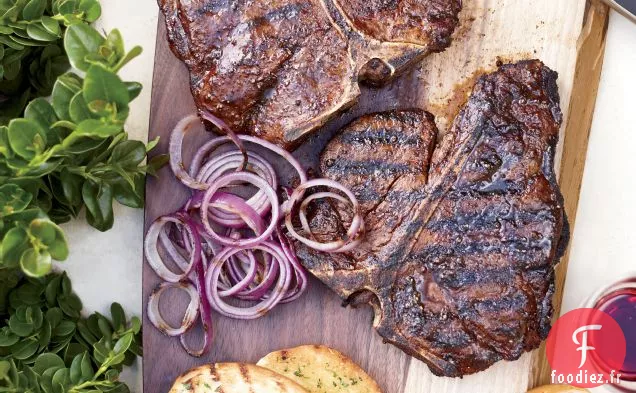 Steaks de T-Bone avec du pain grillé au Texas