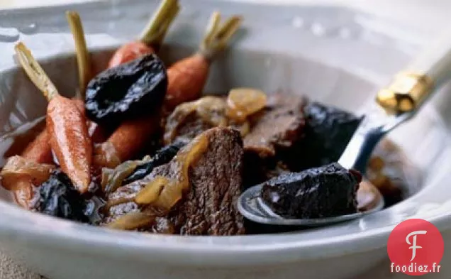 Boeuf Cuit avec des Carottes, des Oignons et des Prunes Séchées