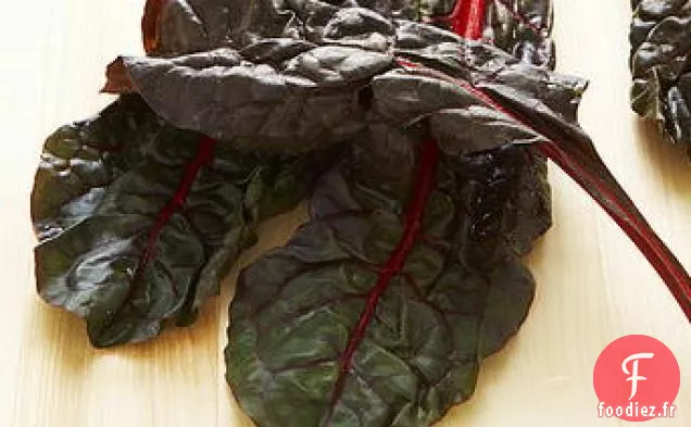 Légumes verts à l'ail sur du pain grillé