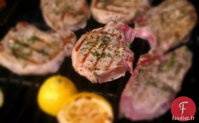 Côtelettes De Porc Grillées Avec Salade De Pommes Et Parmesan