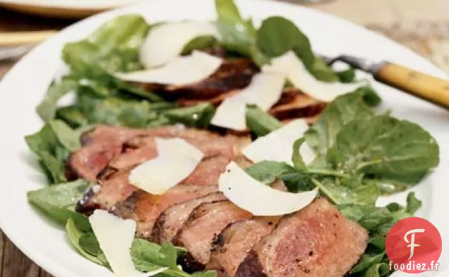 Steak grillé sur Roquette