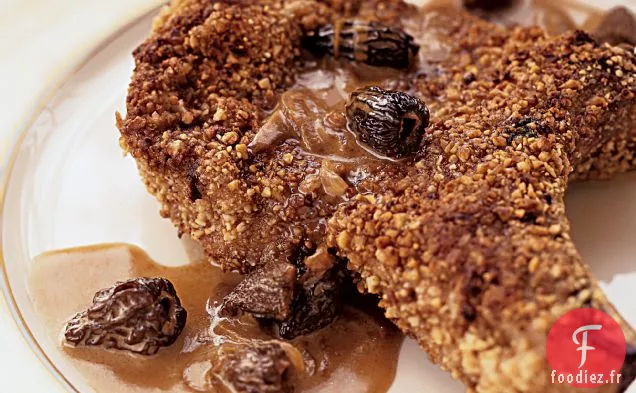 Côtelettes De Porc En Croûte De Noisettes Et Sauce Aux Morilles