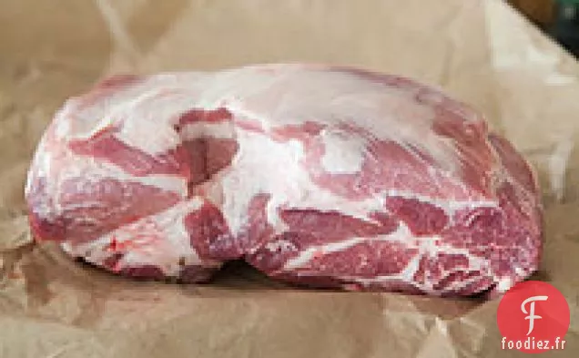 Épaule De Porc Rôtie Lente Avec Sauce Aux Pommes Salées