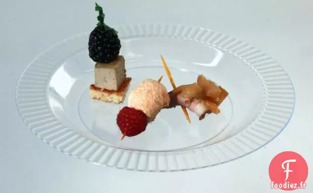 Trio de Saveurs sur un Bâton : Mousse de Canard, Magret de Canard et Meringue-Baies