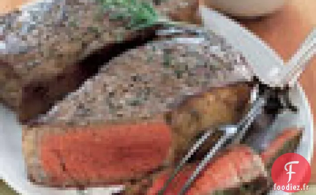 Steaks de New York Grillés à la Poêle avec Tapenade d'Olives Vertes