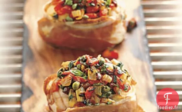 Lotte en Planches de Cèdre avec Relish Rôti au Feu et Puttanesca