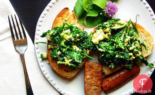 Tartine Aux Œufs, À La Roquette Et Aux Herbes