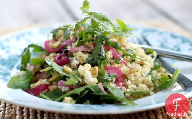 Salade De Millet Grillé Avec Roquette, Oignons Marinés Rapides, Et Allez