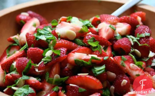 Salade De Roquette Aux Fraises Et Garniture À La Ricotta