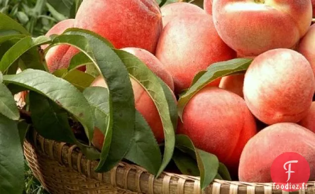 Pêches Grillées avec Glaçage Balsamique au Miel et Crème Fraîche Maison