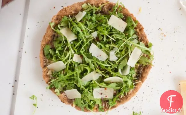 Pizza Au Pesto De Blé Entier Avec Roquette Fraîche Et Parmesan