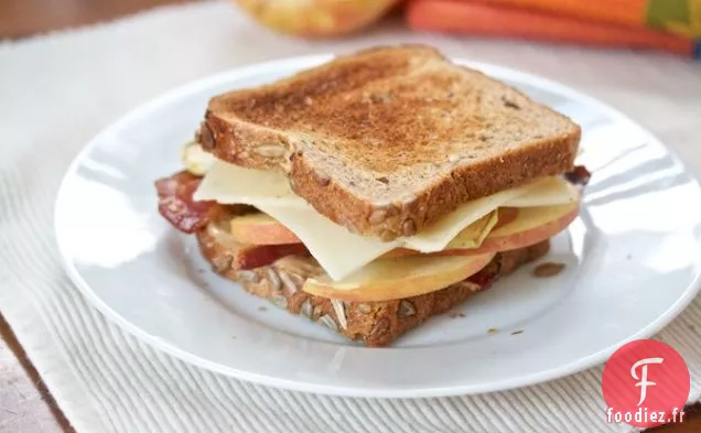 Bacon, Pomme Et Suisse Sur Blé Entier