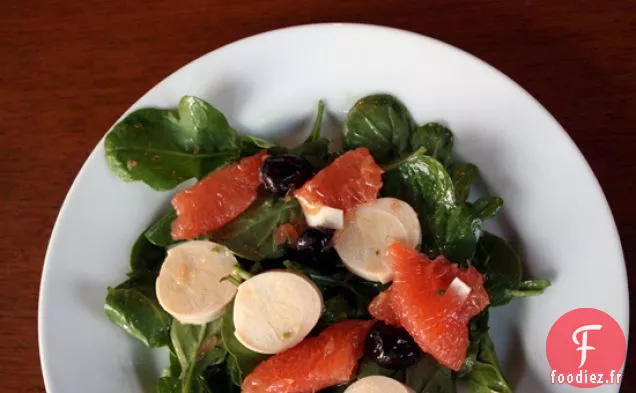 Roquette Avec Cœurs De Palmier, Pamplemousse Et Olives Séchées À L'Huile