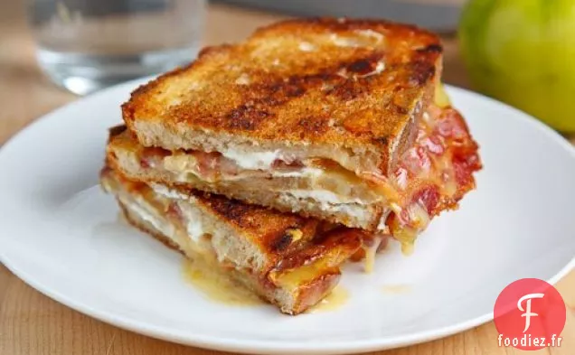 Sandwich au Brie Grillé au Fromage de Chèvre avec Bacon et Tomate Verte