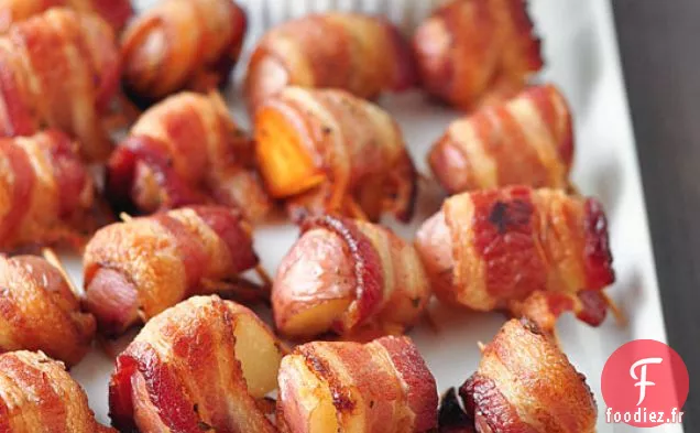 Bouchées De Pommes De Terre Enveloppées De Bacon Avec Sauce À La Crème Sure Épicée