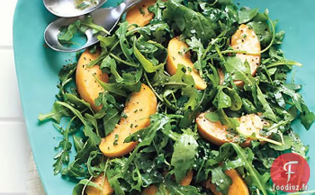 Salade De Roquette Et Pêche À La Vinaigrette Crémeuse À La Ciboulette