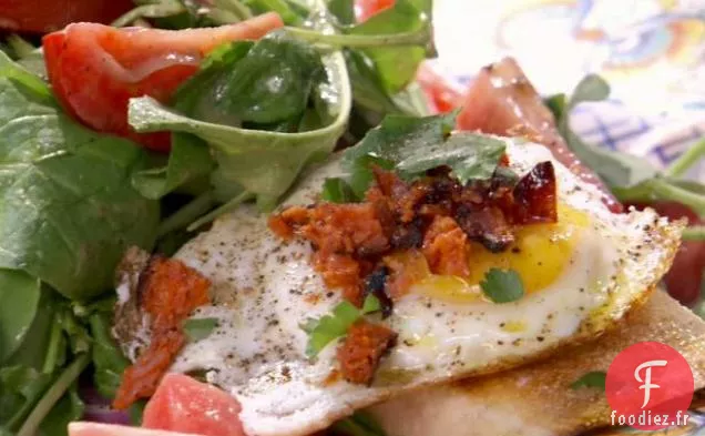 Salade de Tomates, Oignons Rouges et Roquette avec Œuf au Plat, Chorizo Grillé et Crostini de Provoleto grillé