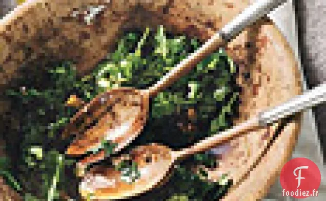 Salade de Roquette aux Oignons Caramélisés, Fromage de Chèvre et Noix Confites