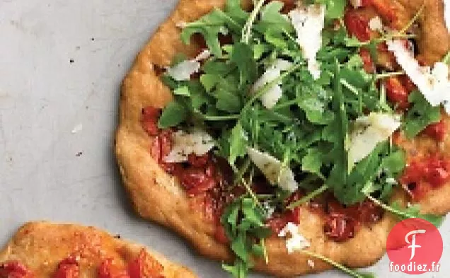 Pizza Individuelle À La Roquette Et Aux Tomates