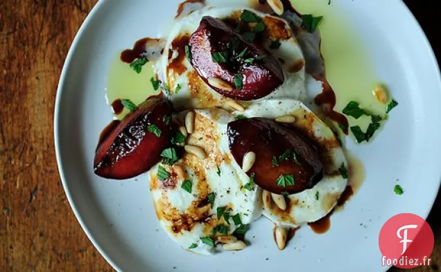 Mozzarella De Bufflonne Aux Prunes Glacées Balsamiques, Pignons De Pin Et Menthe