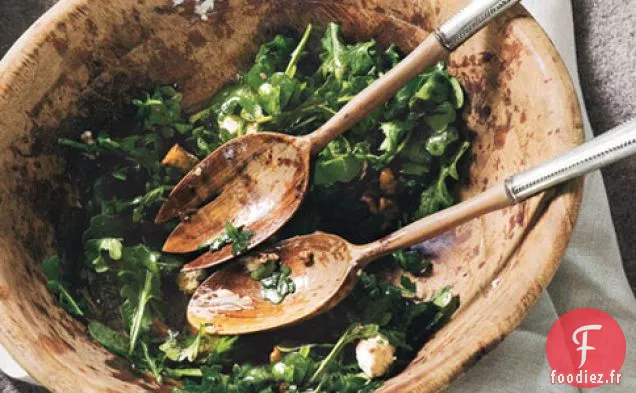 Salade De Roquette Aux Oignons Caramélisés, Fromage De Chèvre Et Confit
