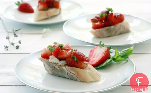 Bruschetta Balsamique Aux Fraises, Basilic Et Chèvre