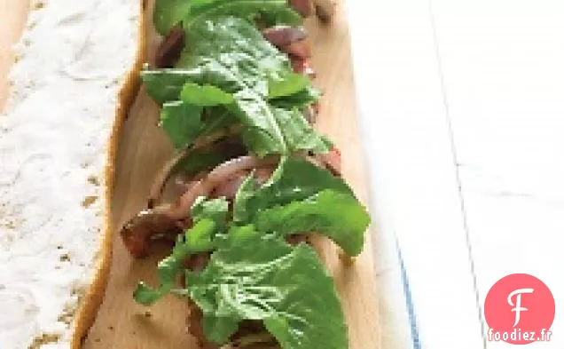 Sandwichs Au Steak Grillé Au Fromage De Chèvre Et Roquette