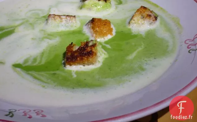 Soupe Aux Pois Printaniers, Croûtons À l'Ail, Crème à la Citronnelle