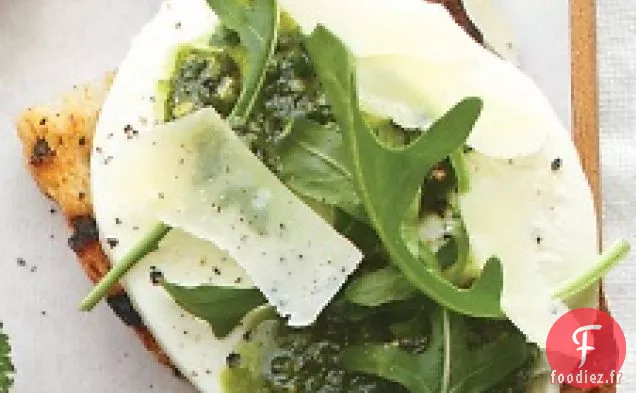 Bruschetta À La Mozzarella, Au Pesto, À La Roquette Et Au Parmesan