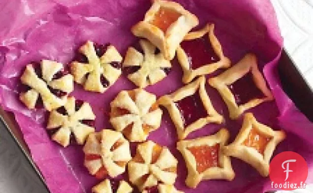Biscuits au fromage à la crème fourrés à la confiture