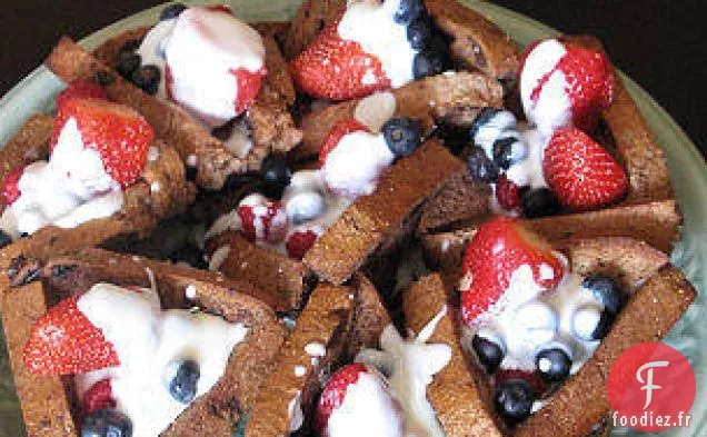 Tasses De Pain Perdu Avec Des Fruits Frais Et De La Crème
