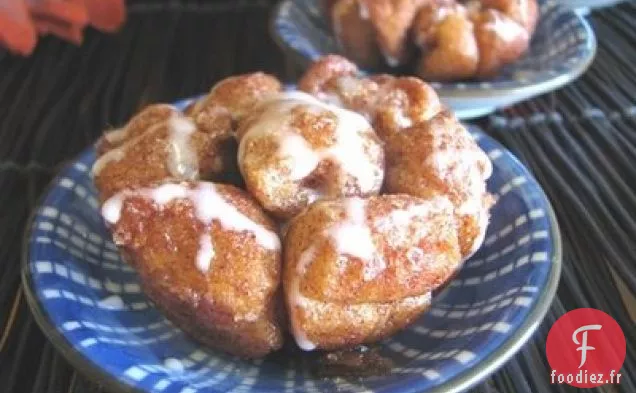 Bouchées De Pain De Singe Avec Un Filet De Crème Sucrée