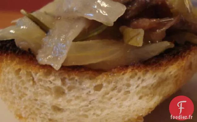 Ail et Oignons Cuits Lentement Avec Baguette Grillée