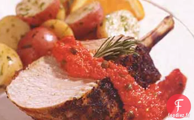 Rôti de Côtes de Porc Toscanes Grillées avec Enrobage de Romarin et Relish de Poivron Rouge