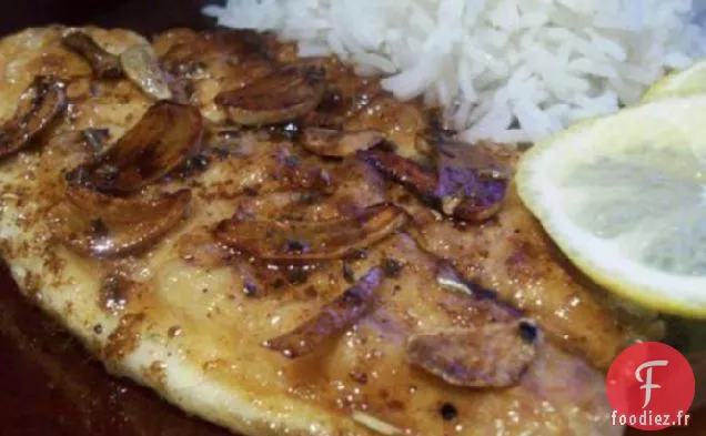 Filets de Poisson Sautés À L'Ail Tranché et Sauce Au Beurre