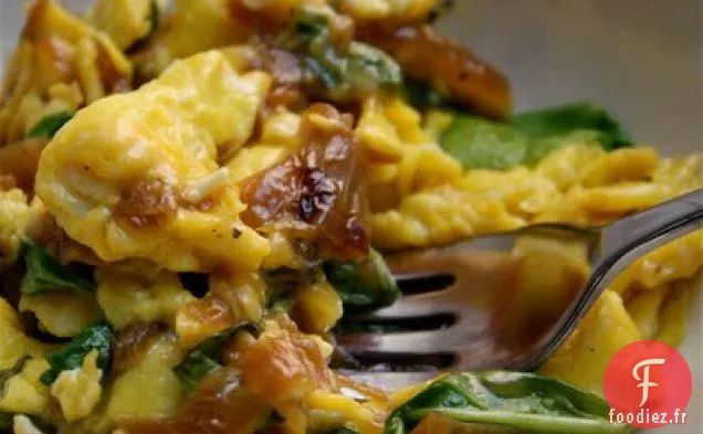 Œufs Brouillés Avec Oignon Caramélisé, Roquette Et Gouda Fumé