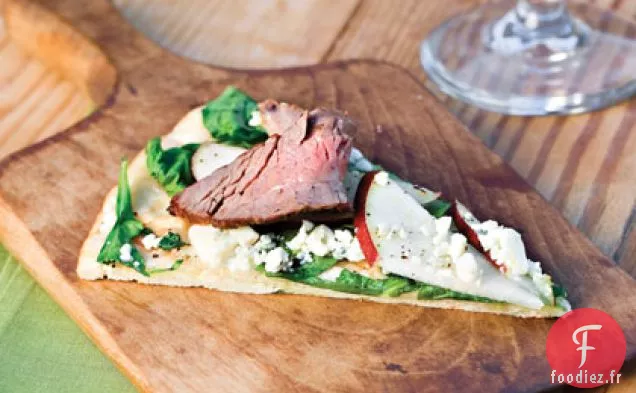 Pizza Grillée Avec Steak, Poire et Roquette